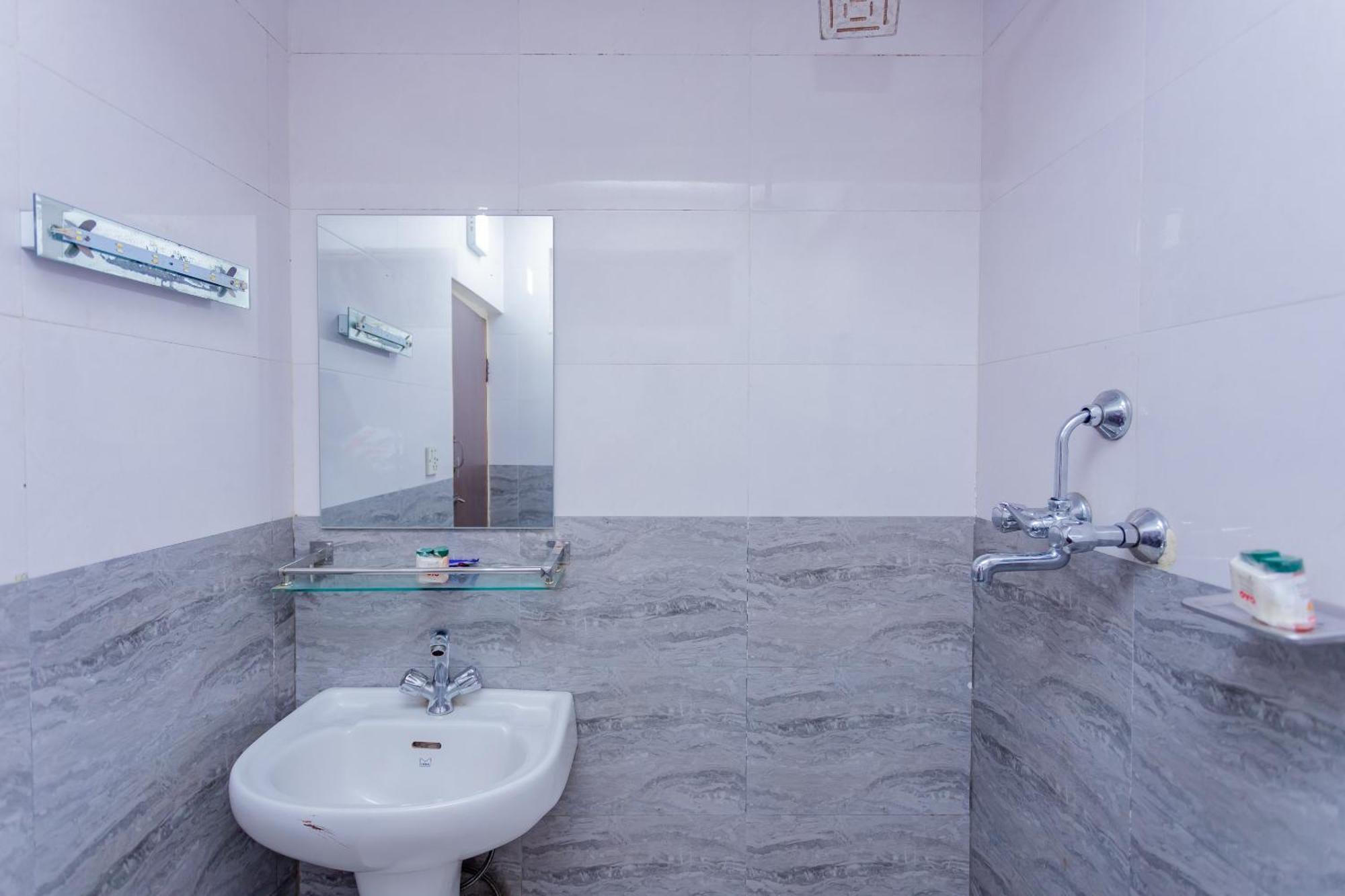 Oyo 795 Hotel Holiday Inn Катманду Экстерьер фото