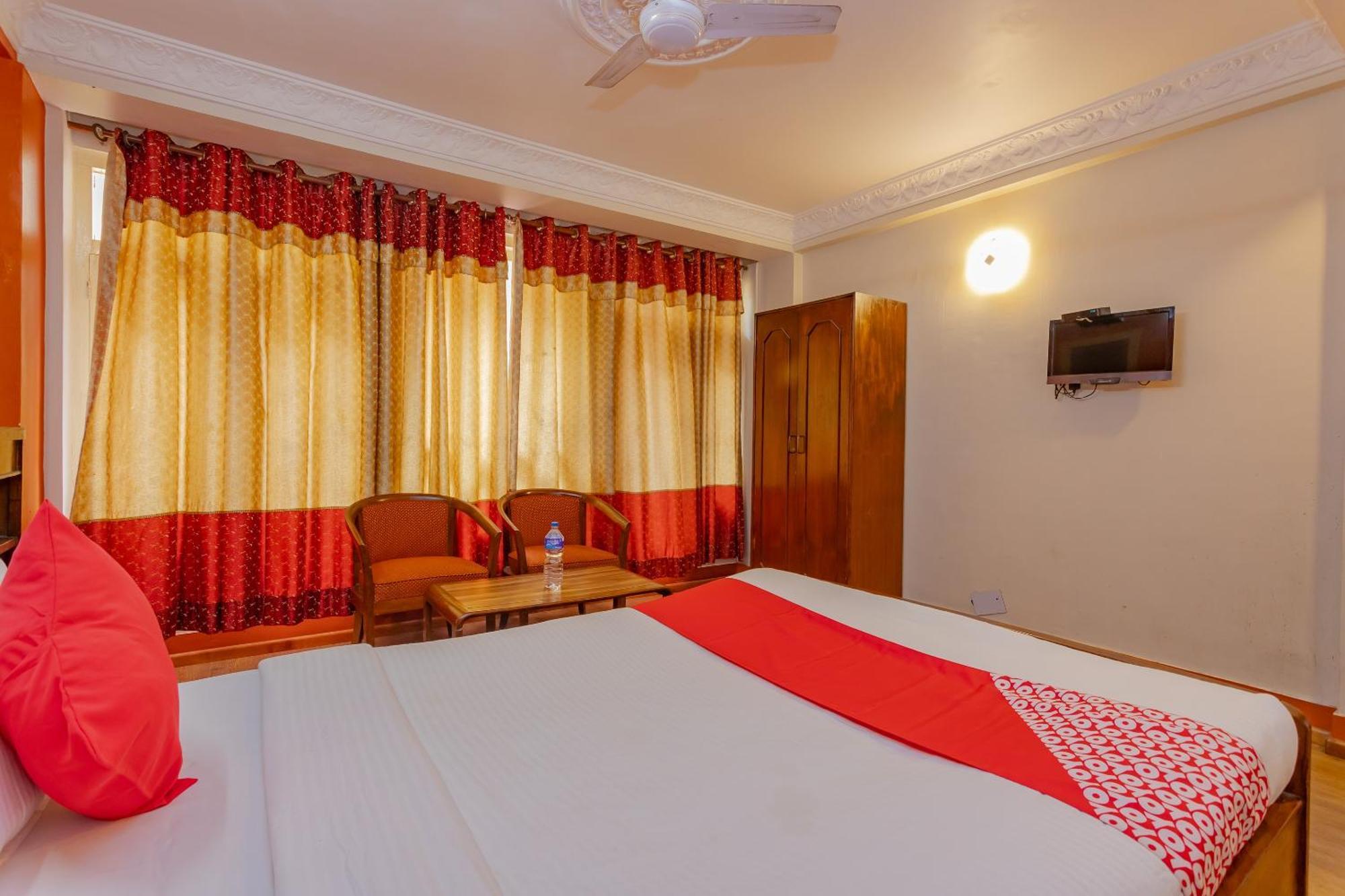 Oyo 795 Hotel Holiday Inn Катманду Экстерьер фото