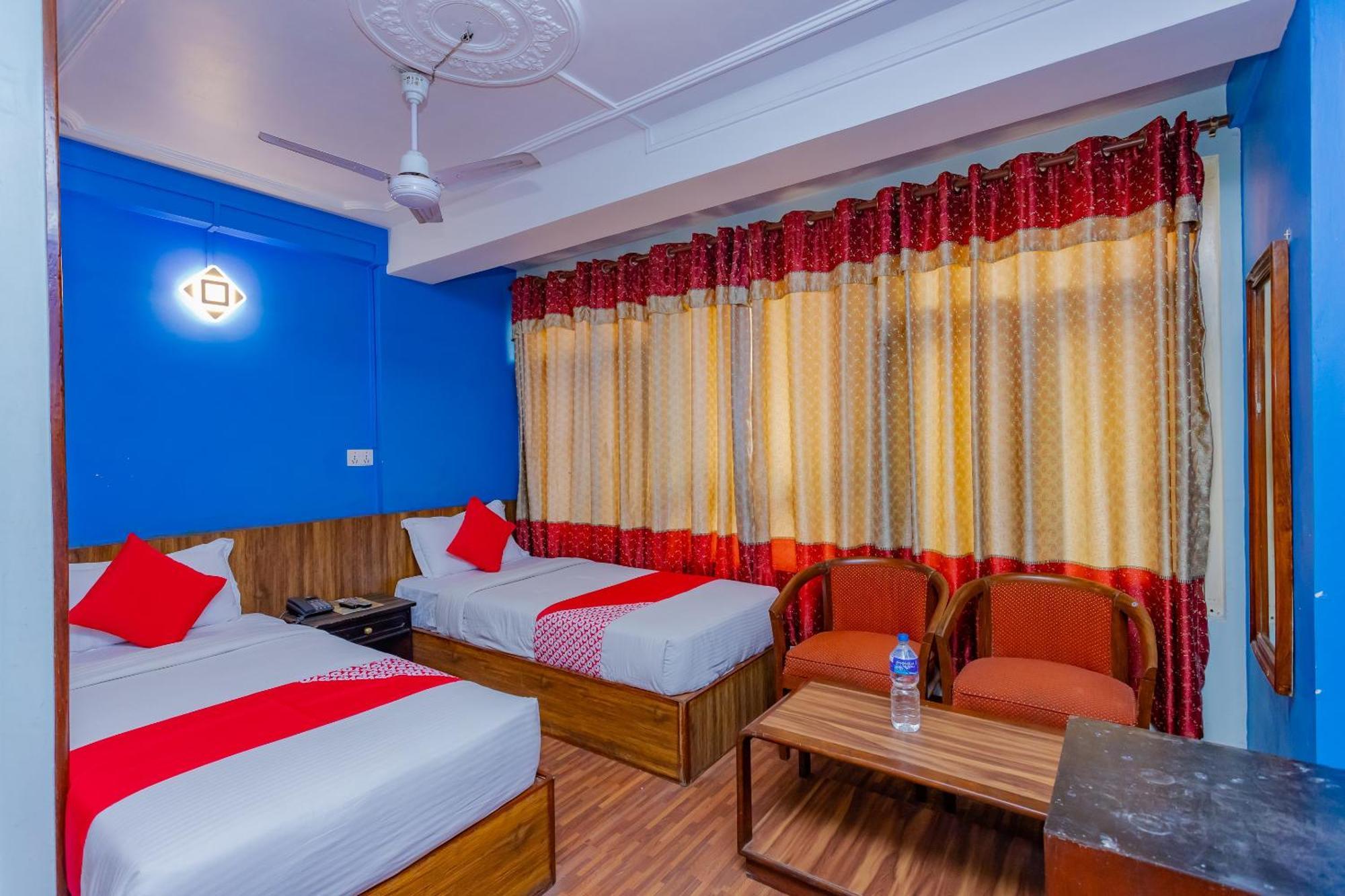 Oyo 795 Hotel Holiday Inn Катманду Экстерьер фото