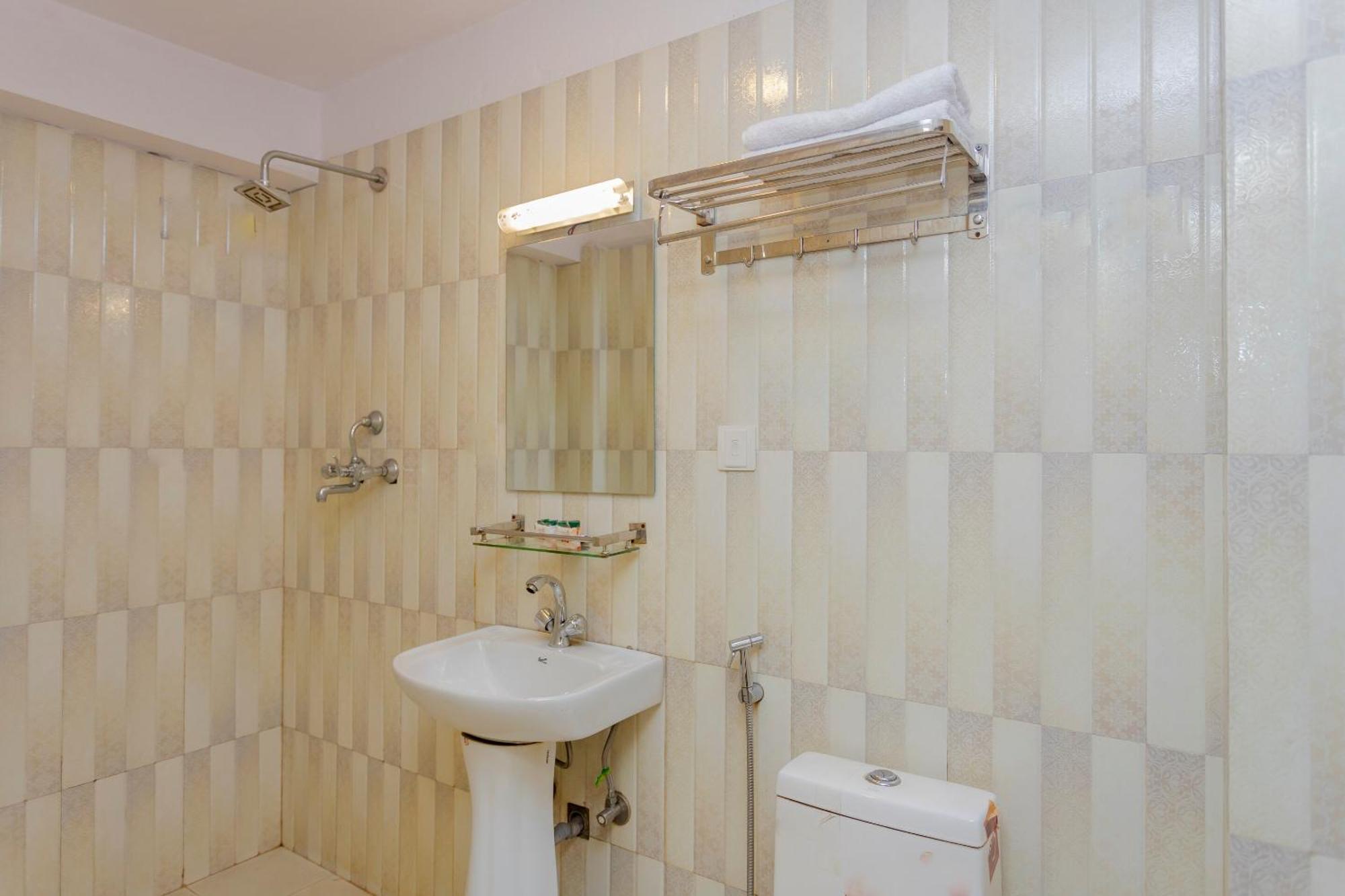 Oyo 795 Hotel Holiday Inn Катманду Экстерьер фото