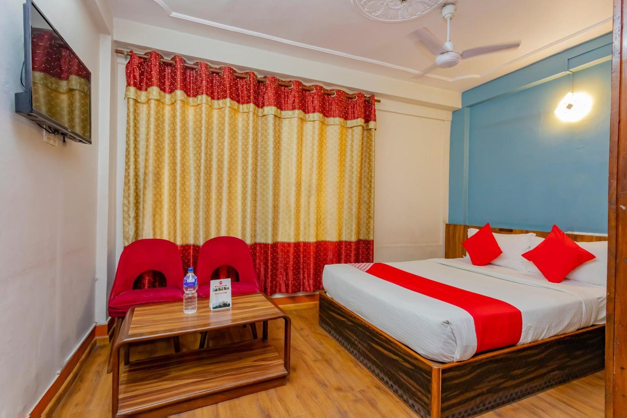 Oyo 795 Hotel Holiday Inn Катманду Экстерьер фото